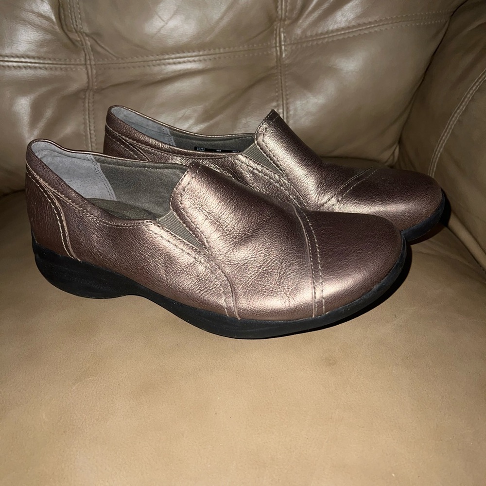 *5/25* Clarks Metallic Slip-On Loafers